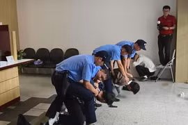 Xem lực lượng bảo vệ ngân hàng sử dụng võ thuật khống chế đối tượng cướp ngân hàng