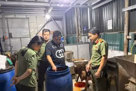 Kiểm tra xưởng sản xuất, lộ hàng tấn tương ớt không nguồn gốc xuất xứ