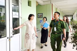 Tuyệt đối không sử dụng điện thoại trong khu vực bảo vệ đề thi, bài thi