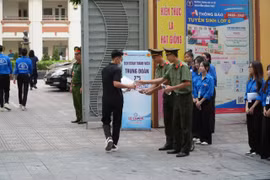 Hình ảnh đẹp tuổi trẻ Bộ tư lệnh Cảnh vệ đồng hành cùng sỹ tử trong ngày đầu tiên của kỳ thi tốt nghiệp THPT năm 2026