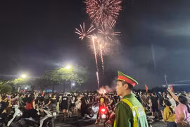 Công an Hà Nội đảm bảo an ninh, an toàn trận địa pháo hoa Mỹ Đình