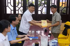 Thăm hỏi chia sẻ nỗi đau với gia đình nạn nhân vụ cháy tại phường Kiến Hưng