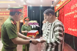 'Ngày về' của 74 phạm nhân trại tạm giam số 1 - Công an Hà Nội