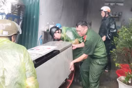 Mưa lũ dâng cao, lực lượng công an cơ sở chủ động ứng phó, hỗ trợ nhân dân