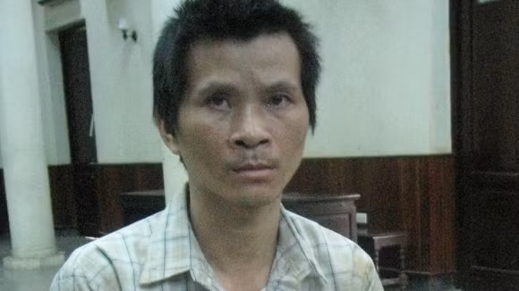 Nghi ngờ vợ, vác dao “xử” hàng xóm ảnh 1