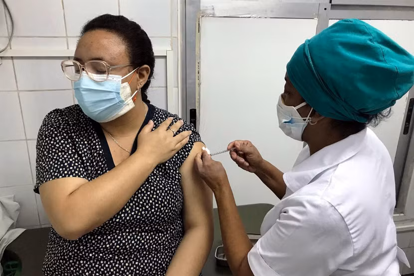 Một người dân Cuba tiêm thử nghiệm vaccine Covid-19 Soberana 2 tại Bệnh viện Vedado Policlinic hôm 24-3-2021