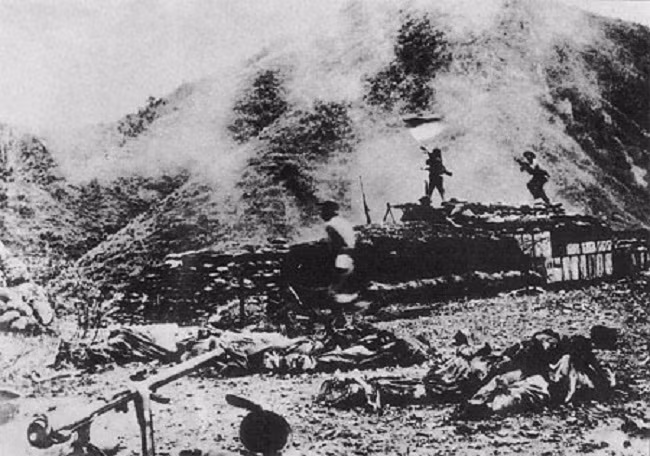 Bộ đội ta đánh chiếm cứ điểm Đầu Mầu trong Chiến dịch Quảng Trị 1972. Ảnh: Tư liệu