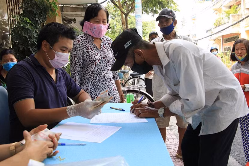 Người bán vé số ở TP.HCM nhận tiền hỗ trợ từ Quỹ phòng chống dịch Covid-19 do Ủy ban MTTQ Việt Nam TP.HCM phân phối