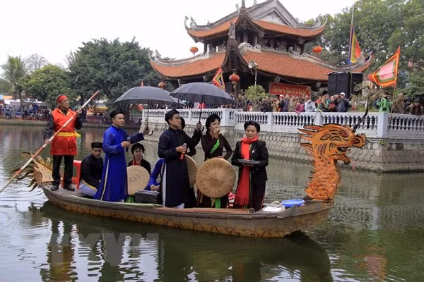 Hát Quan họ dưới thuyền tại hội Lim. Hát Quan họ dưới thuyền tại hội Lim.