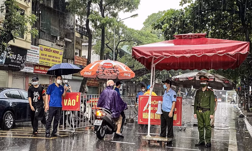 Không quản ngại mưa gió, các lực lượng làm nhiệm vụ vẫn bám chốt kiểm soát để phòng ngừa dịch bệnh lây lan Không quản ngại mưa gió, các lực lượng làm nhiệm vụ vẫn bám chốt kiểm soát để phòng ngừa dịch bệnh lây lan
