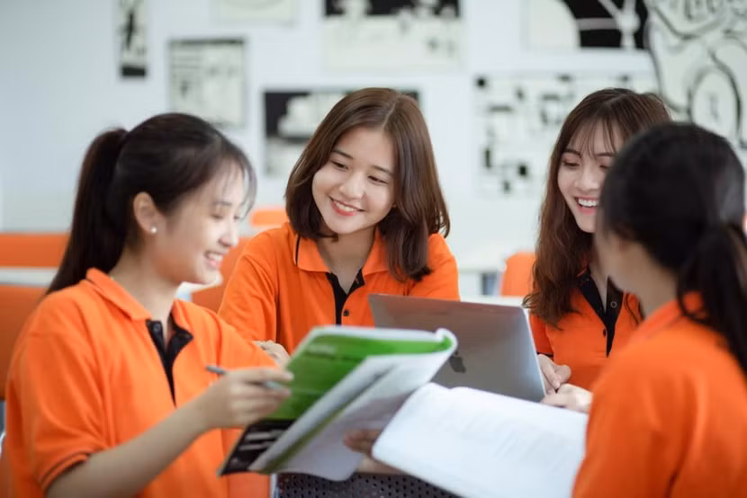 Sinh viên Việt Nam sử dụng công nghệ để nâng cao chất lượng học tập