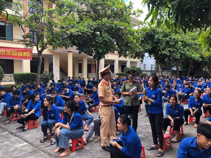 Lực lượng công an tăng cường phổ biến giáo dục pháp luật trong trường học