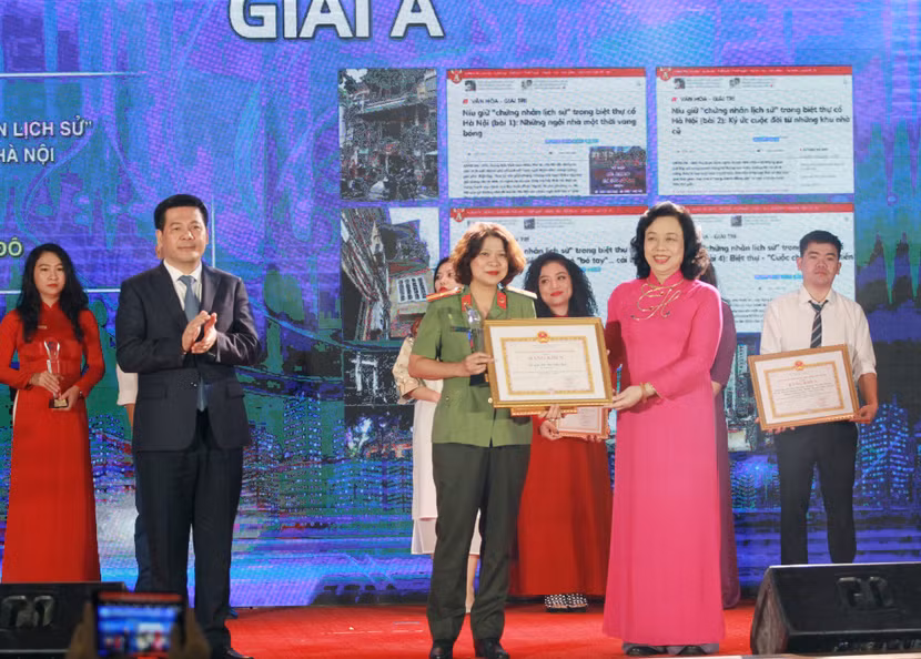 Phó Trưởng ban Tuyên giáo Trung ương Nguyễn Hồng Diên cùng Phó Bí thư Thường trực Thành ủy Ngô Thị Thanh Hẳng trao giải A Giải báo chí về Phát triển văn hóa và xây dựng người Hà Nội thanh lịch, văn minh 2020 cho tác giả Đỗ Vân Quế (Báo An ninh Thủ đô) Ảnh: Thuần Thư