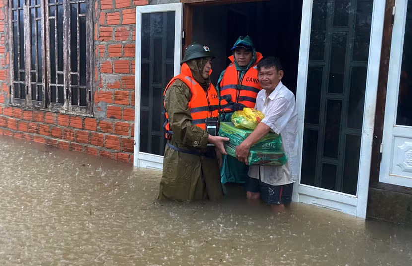 Công an tỉnh Thừa Thiên - Huế hỗ trợ lương thực, thực phẩm cho người dân vùng lũ