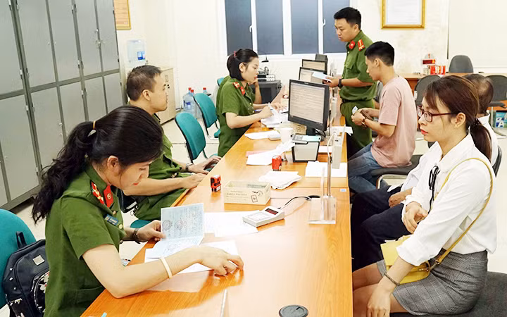 Người dân làm thủ tục đổi thẻ căn cước công dân tại Phòng Cảnh sát quản lý hành chính về trật tự xã hội (CATP Hà Nội)