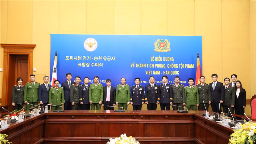 Thứ trưởng Bộ Công an Lê Quý Vương và Tư lệnh Cơ quan Cảnh sát quốc gia Hàn Quốc Kim Chang Yong cùng các đại biểu dự buổi lễ
