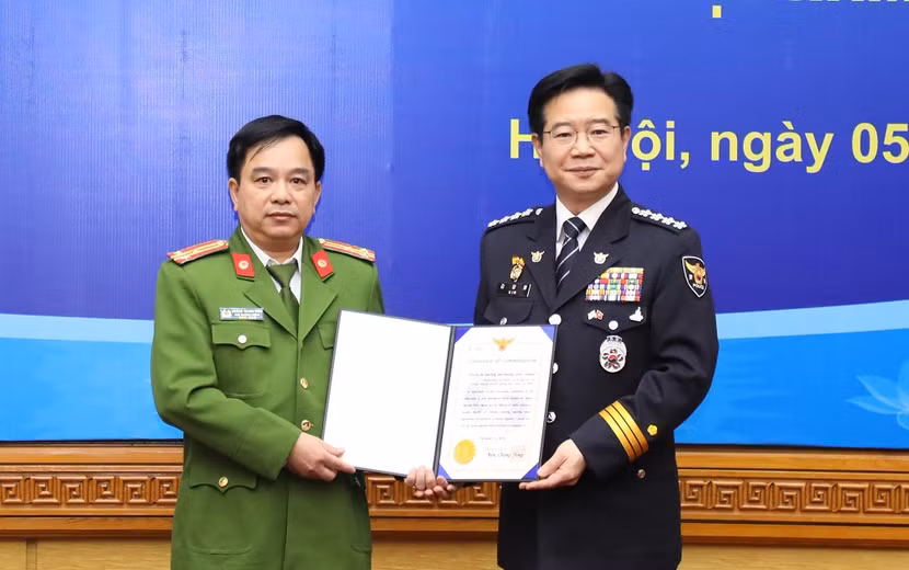 Ngài Kim Chang Yong, Tư lệnh Cơ quan Cảnh sát quốc gia Hàn Quốc trao Thư biểu dương của Cơ quan Cảnh sát quốc gia Hàn Quốc tặng các tập thể thuộc Bộ Công an Việt Nam