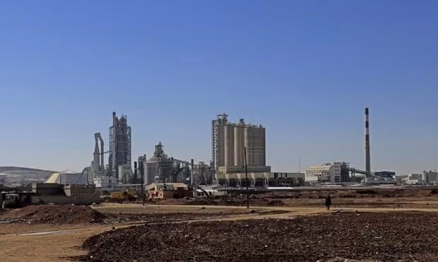 Ông Ahmad al-Jaloudi và toàn cảnh nhà máy xi măng Lafarge gần Jalabiya, miền Bắc Syria