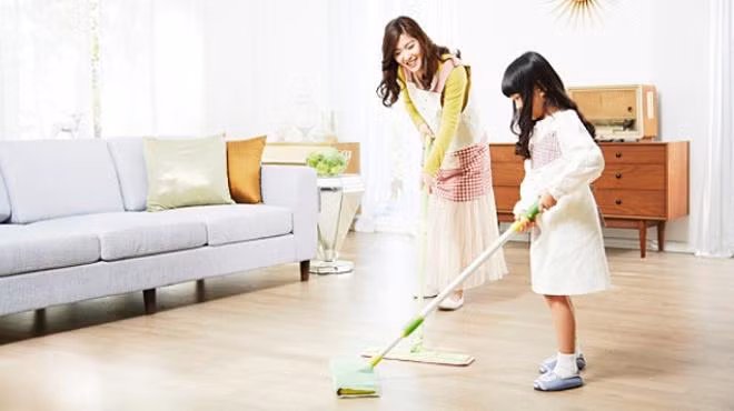 Trong những ngày nồm ẩm, bạn nên dùng giẻ khô, sạch để lau nước trên nên nhà