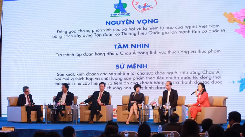 Những doanh nhân tới từ các doanh nghiệp hàng đầu đất nước đã chia sẻ sôi nổi về tầm mức "doanh nhân yêu nước", thông qua các hoạt động xã hội thiết thực. Trong ảnh: Lãnh đạo Tập đoàn Tân Hiệp Phát chia sẻ tại Diễn đàn tái thiết kinh tế trong bối cảnh mới từ góc độ văn hóa kinh doanh Những doanh nhân tới từ các doanh nghiệp hàng đầu đất nước đã chia sẻ sôi nổi về tầm mức "doanh nhân yêu nước", thông qua các hoạt động xã hội thiết thực. Trong ảnh: Lãnh đạo Tập đoàn Tân Hiệp Phát chia sẻ tại Diễn đàn tái thiết kinh tế trong bối cảnh mới từ góc độ văn hóa kinh doanh