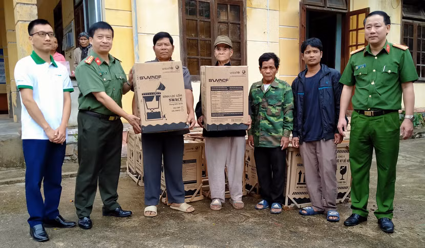 Người dân xã Đakrông xúc động khi nhận những bình lọc nước, giúp họ có nước sinh hoạt đảm bảo vệ sinh sau mưa lũ