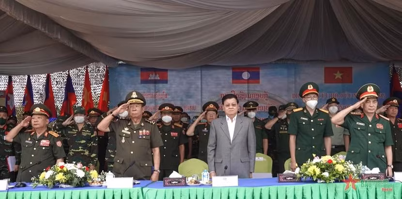 Tổng Bí thư, Chủ tịch nước Lào Thongloun Sisoulith; Đại tướng Phan Văn Giang, Ủy viên Bộ Chính trị, Phó Bí thư Quân ủy Trung ương, Bộ trưởng Bộ Quốc phòng Việt Nam; Đại tướng Chansamone Chanyalath, Ủy viên Bộ Chính trị, Phó Thủ tướng, Bộ trưởng Bộ Quốc phòng Lào; Đại tướng Tea Banh, Phó Thủ tướng, Bộ trưởng Bộ Quốc phòng Campuchia tham dự buổi diễn tập