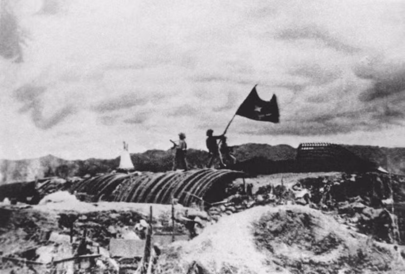 Ngày 7 tháng 5 năm 1954, quân ta toàn thắng ở Điện Biên Phủ. Lá cờ quyết chiến quyết thắng của Chủ tịch Hồ Chí Minh tặng các đơn vị tham gia Chiến dịch Điện Biên Phủ tung bay trên nóc hầm chỉ huy của địch. Ảnh tư liệu