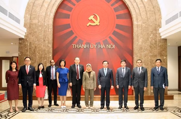 Bí thư Thành ủy Hà Nội Đinh Tiến Dũng và các đại biểu tham dự buổi tiếp Tổng thống Singapore Halimah Yacob