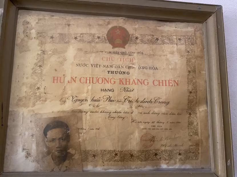 Huân chương Kháng chiến Hạng Nhất của nhà cách mạng Nguyễn Hữu Phú, tức Trịnh Đình Trọng Huân chương Kháng chiến Hạng Nhất của nhà cách mạng Nguyễn Hữu Phú, tức Trịnh Đình Trọng