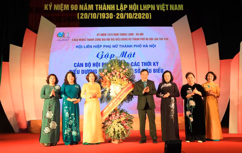 Lãnh đạo thành phố trao tặng lẵng hoa chúc mừng Hội Liên hiệp phụ nữ thành phố Hà Nội nhân kỷ niệm 90 năm Ngày thành lập Hội Liên hiệp phụ nữ Việt Nam.