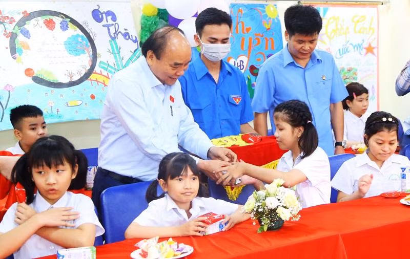 Chủ tịch nước Nguyễn Xuân Phúc tặng quà cho trẻ em Chủ tịch nước Nguyễn Xuân Phúc tặng quà cho trẻ em