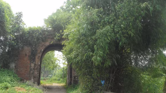 Phế thành bên quốc lộ ảnh 2