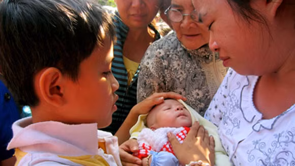 Niềm tin mê muội vào một “thánh cậu” 9 tuổi chữa được bách bệnh ảnh 1