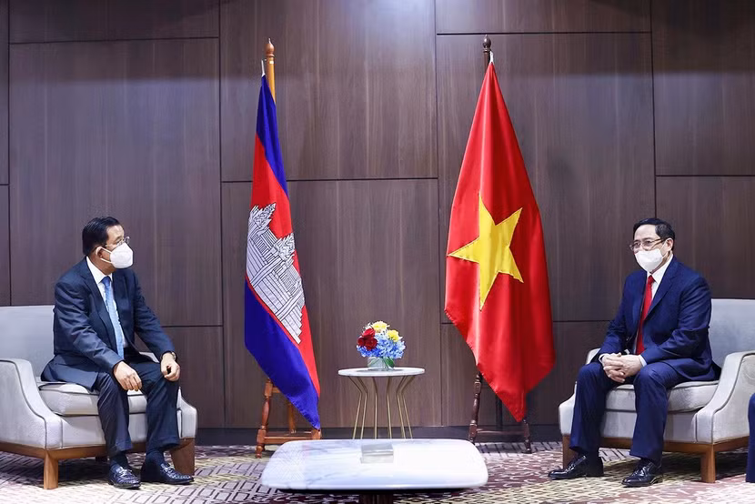 Thủ tướng Chính phủ Phạm Minh Chính trao đổi với Thủ tướng Campuchia Hun Sen