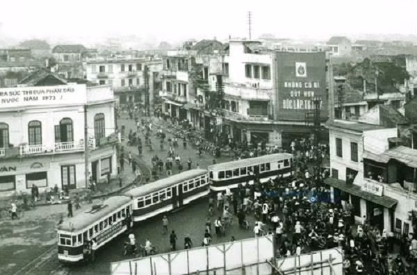 Tàu điện chạy từ phố Hàng Ngang ra Bờ Hồ năm 1972 Tàu điện chạy từ phố Hàng Ngang ra Bờ Hồ năm 1972