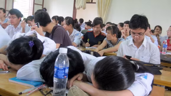 Nhiều địa phương vẫn chưa ban hành quy định về dạy thêm, học thêm theo quy định mới tại Thông tư 29 của Bộ GD-ĐT Nhiều địa phương vẫn chưa ban hành quy định về dạy thêm, học thêm theo quy định mới tại Thông tư 29 của Bộ GD-ĐT