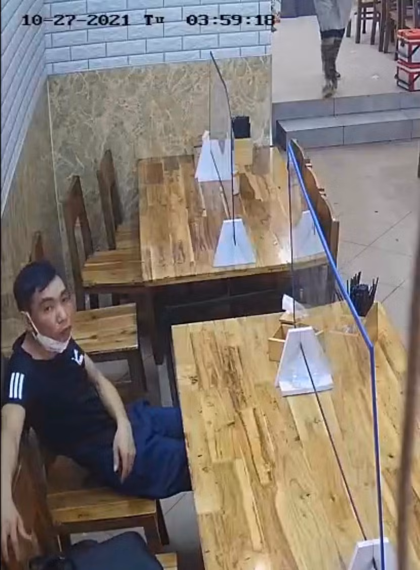 Hình ảnh chớp nhoáng của “siêu trộm” ở quán phở trên địa bàn quận Cầu Giấy Hình ảnh chớp nhoáng của “siêu trộm” ở quán phở trên địa bàn quận Cầu Giấy