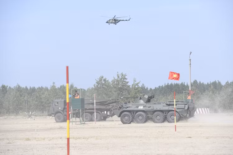 Các chiến sĩ công binh Việt Nam đang điều khiển xe bọc thép BTR-82A