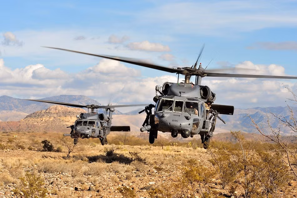 UH-60 được thiết kế với dạng dài và thấp để đáp ứng yêu cầu của Lục quân Mỹ về khả năng được vận chuyển trên máy bay vận tải C-130 Hercules. UH-60 được thiết kế với dạng dài và thấp để đáp ứng yêu cầu của Lục quân Mỹ về khả năng được vận chuyển trên máy bay vận tải C-130 Hercules.