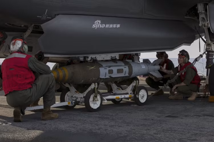 Bom thông minh GBU-32 được gắn lên tiêm kích tàng hình F-35B