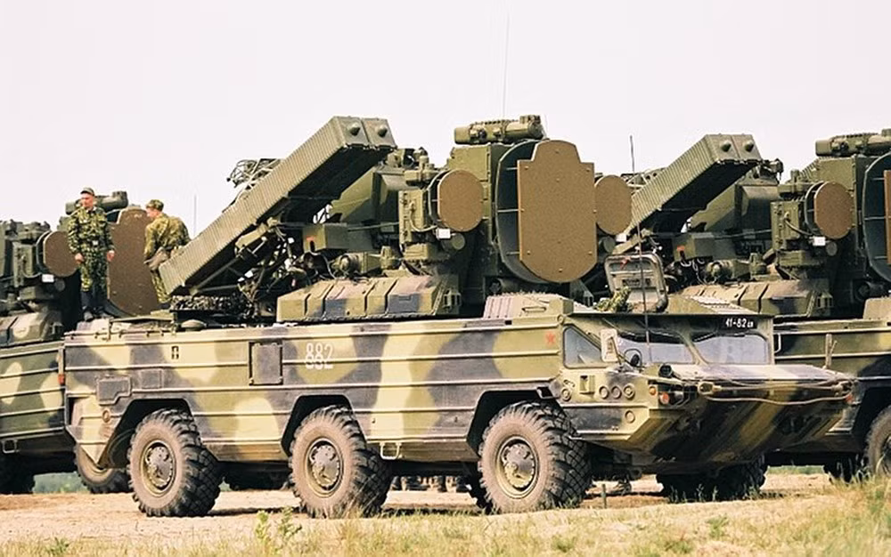 Osa còn có thể nhận sự hỗ trợ từ hệ thống radar cảnh giới cấp trung đoàn như P-40 Long Track, P-15 Flat Face hay PRV-16 Thin Skin... Osa còn có thể nhận sự hỗ trợ từ hệ thống radar cảnh giới cấp trung đoàn như P-40 Long Track, P-15 Flat Face hay PRV-16 Thin Skin...