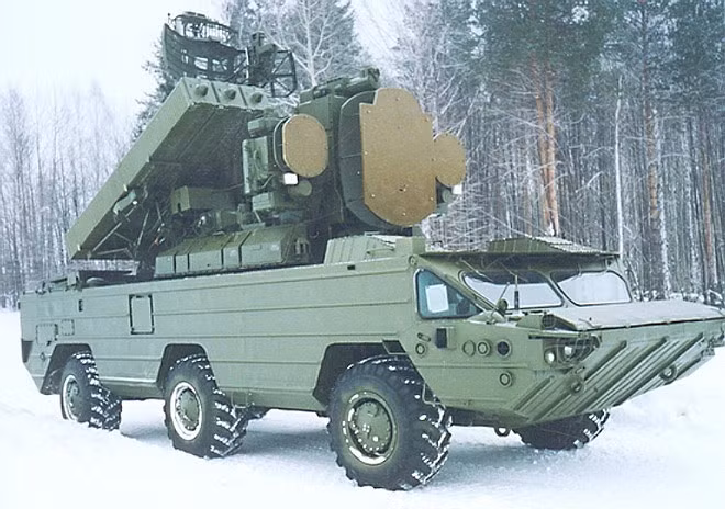 Ở cạnh radar cảnh giới chính có 2 radar điều khiển hỏa lực, vì vậy tổ hợp có thể dẫn bắn cho 2 tên lửa cùng lúc, hơn nữa 2 tên lửa này lại được dẫn trên 2 tần số khác nhau nhằm gây khó khăn hơn cho việc chế áp của đối phương. Ở cạnh radar cảnh giới chính có 2 radar điều khiển hỏa lực, vì vậy tổ hợp có thể dẫn bắn cho 2 tên lửa cùng lúc, hơn nữa 2 tên lửa này lại được dẫn trên 2 tần số khác nhau nhằm gây khó khăn hơn cho việc chế áp của đối phương.