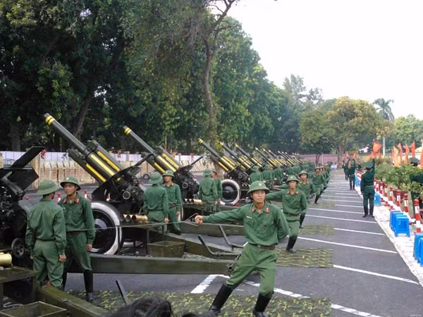 Lựu pháo M30 đang sử dụng trong một dịp lễ lớn của Việt Nam