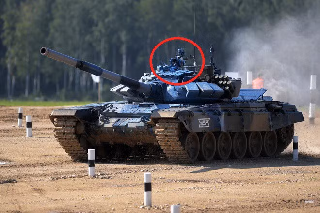 Phần kính ngắm đặc trưng của T-72B4 đã bị lộ ra