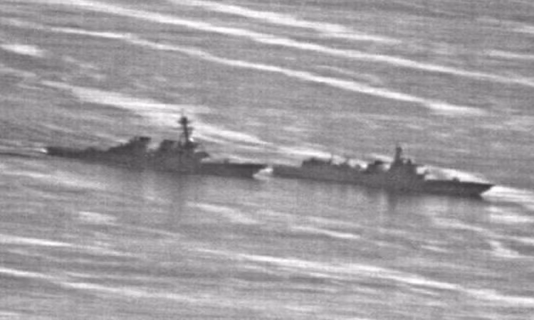 Tàu chiến Trung Quốc (phải) cắt mặt USS Decatur hôm 30-9-2018