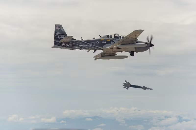 Máy bay cường kích A-29 Super Tucano đang thả bom thông minh