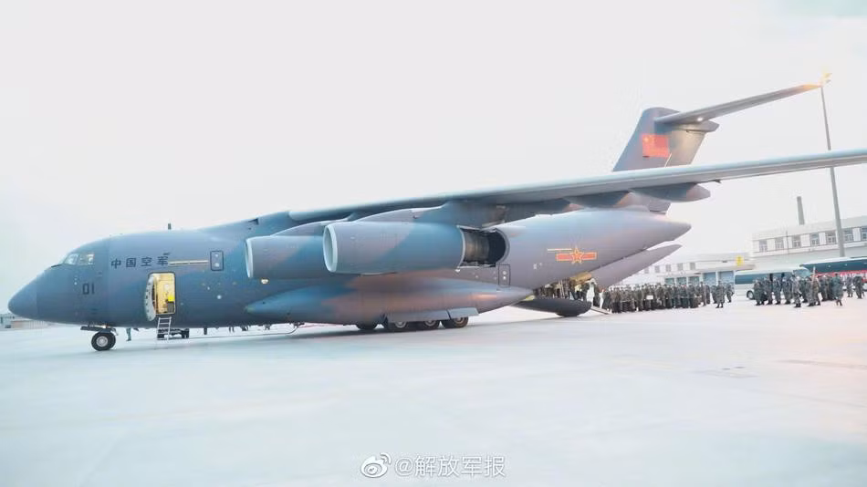 Máy bay Y-20 chuẩn bị cất cánh để sang Nga Máy bay Y-20 chuẩn bị cất cánh để sang Nga