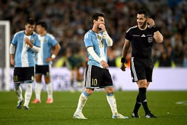 Trọng tài có hành động bất ngờ với Messi trong ngày chia tay tuyển Argentina 