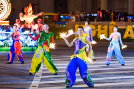 Người dân xứ Nghệ che ô, mặc áo mưa 'cháy' hết mình cùng đại tiệc Carnival