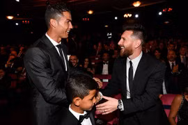 Ronaldo có động thái bất ngờ gửi tới Messi